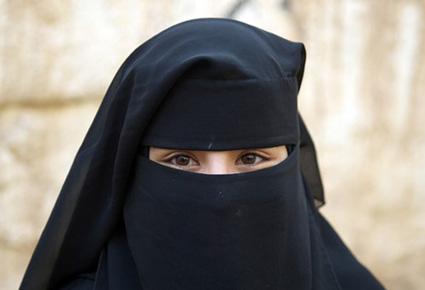 سعودي يعيد زوجته إلى السجن بعد فرارها